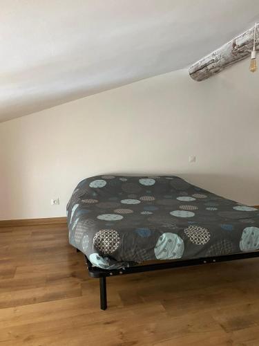 une chambre avec un lit dans une pièce dans l'établissement Bord de Lac, à Saint-Julien-du-Verdon