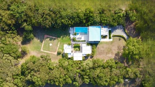 Luxury unique mountain house with private pool and gymの鳥瞰図