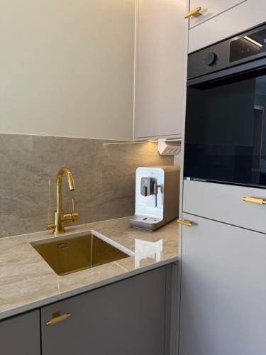 Una cocina o zona de cocina en Trinity City
