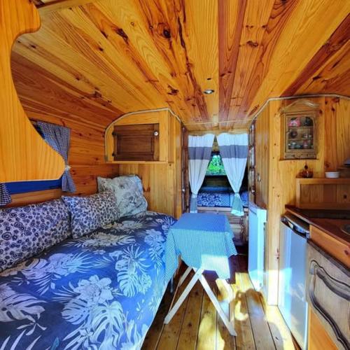 une chambre avec un lit et une table dans une pièce dans l'établissement Gite la bleuet avec piscine, à Valgorge
