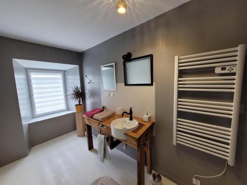 une salle de bain avec un lavabo et une fenêtre dans l'établissement Les chambres d'hôtes de la croisée en Auvergne, à Fay-sur-Lignon