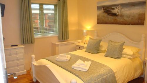 Voodi või voodid majutusasutuse Elm Cottage Delightful 2 bed accessible holiday cottage toas