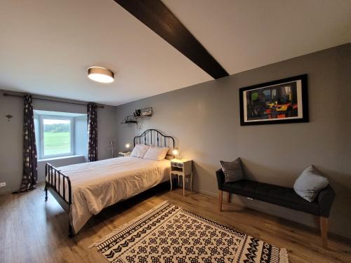 Postel nebo postele na pokoji v ubytování Les chambres d'hôtes de la croisée en Auvergne