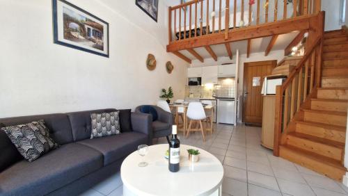 un salon avec un canapé et une table dans l'établissement Meschers sur Gironde - MAISONNETTE de VACANCES - terrasse - proche PLAGE, à Meschers-sur-Gironde