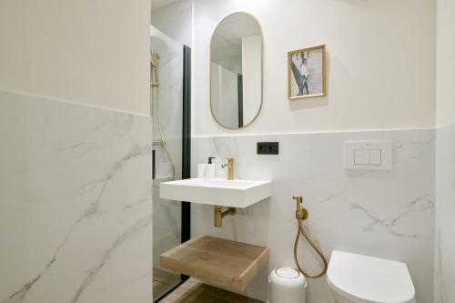 Koupelna v ubytování Romantic Apartment N5 Oceanografico Virkin Suites