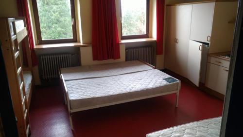 Kleines Zimmer mit 2 Betten und 2 Fenstern in der Unterkunft Haus Vinzenz Amel in Amel