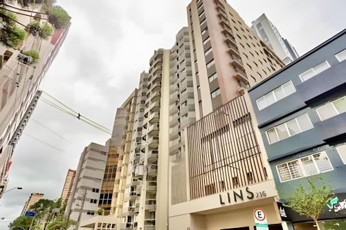 a tall building in the middle of a city at #Sensacional# Apto 1 quarto, Pensado Para Voce in Curitiba