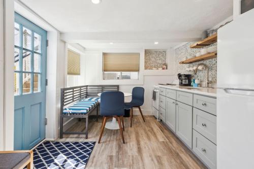 Η κουζίνα ή μικρή κουζίνα στο Professionally-Designed-The Americana-AC