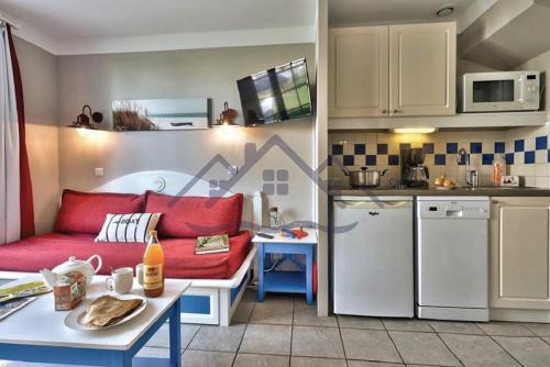 Köök või kööginurk majutusasutuses LocaLise - Maison D02 - Vue mer - Accès piscine - Wifi inclus - Draps et lits faits inclus - Face à la plage - Centre et port à 700m