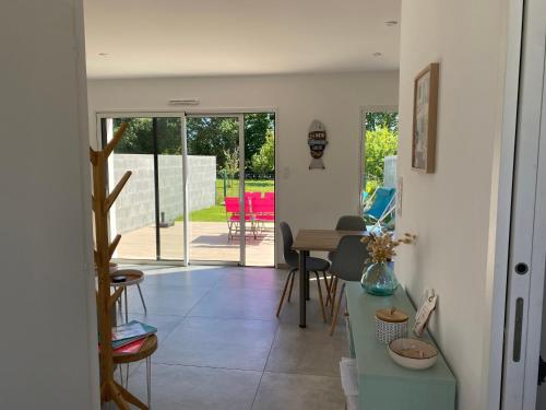 - un salon avec une table et des chaises dans l'établissement Le Clos des Hautes Mers, à Talmont-Saint-Hilaire