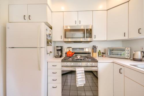 Dapur atau dapur kecil di 6 Mi to Lake and State Park Hideaway in Elmore!