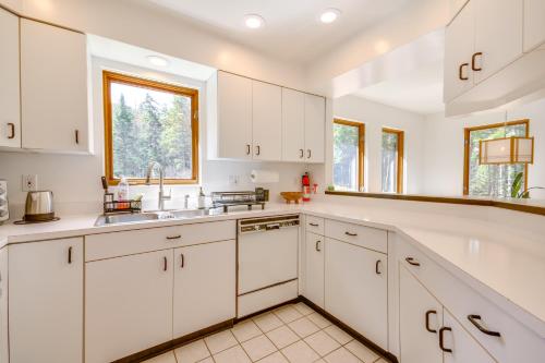 Dapur atau dapur kecil di 6 Mi to Lake and State Park Hideaway in Elmore!
