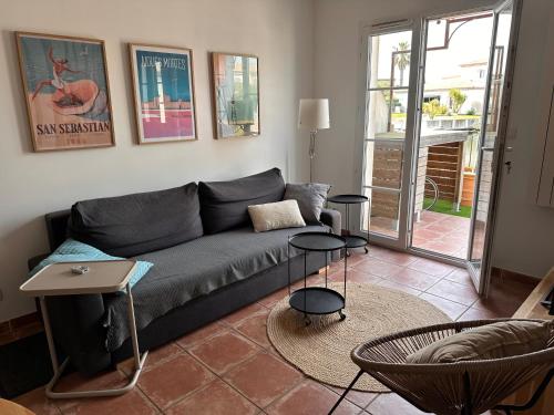 un salon avec un canapé et une table dans l'établissement Charmante maison de pêcheur, à Aigues-Mortes