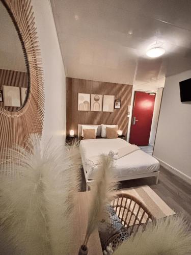 une chambre avec deux lits et un miroir dans l'établissement HÔTEL ORION, à Rouen