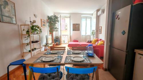 een keuken en woonkamer met een tafel en stoelen bij The Lemon House in Cagliari