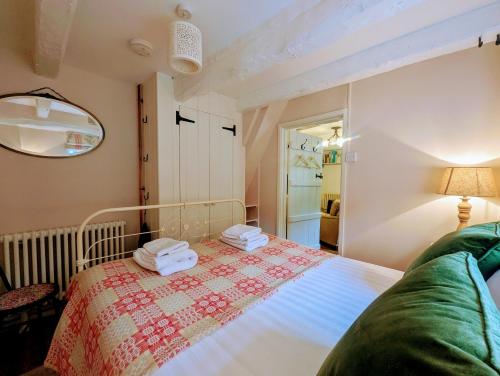 ein Schlafzimmer mit einem Bett mit Handtüchern darauf in der Unterkunft Blaenfforest Rose Cottage Newcastle Emlyn in Capel-Ifan
