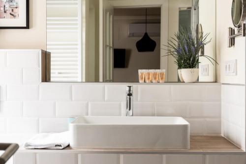 Sophisticated Refurbished - 2BD 2BTH-Malasaña