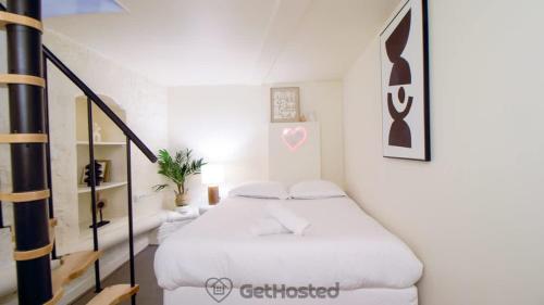 une petite chambre avec un lit dans une pièce dans l'établissement Paris Expo - Charming Apartment - GetHosted, à Paris