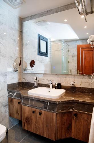a bathroom with a sink and a mirror at Nile Transportation hotel in Cairo