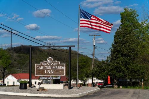 an american flag flies over the entrance to the cotton mountain inn at Carlton Marion Inn in Yellville