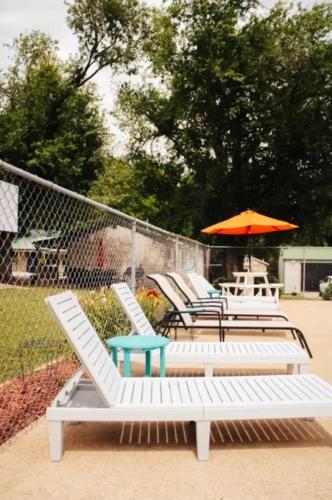 a group of lounge chairs and an umbrella at Carlton Marion Inn in Yellville
