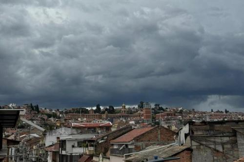 Pemandangan umum bagi Cuenca atau pemandangan bandar yang diambil dari apartmen