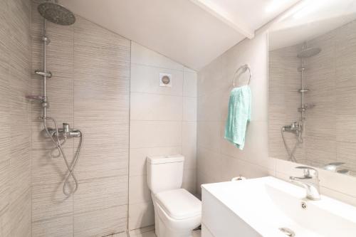 une salle de bain avec une douche, des toilettes et un lavabo dans l'établissement Sweet Cottage Retreat 350m from the sea by Zantewize, à Psarou