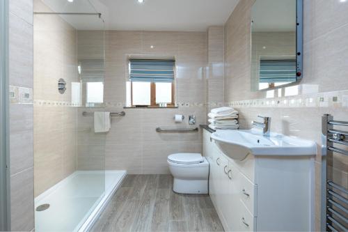 ein Badezimmer mit Waschbecken, Toilette und Badewanne in der Unterkunft Yew Cottage in Boston