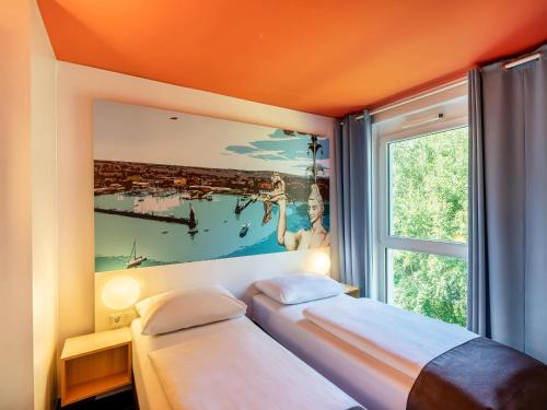 Postel nebo postele na pokoji v ubytování B&B Hotel Konstanz