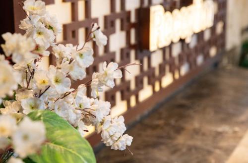 a bunch of white flowers in front of a wall at Nile Transportation hotel in Cairo