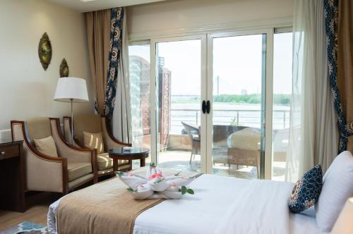 Postel nebo postele na pokoji v ubytování Nile Transportation hotel