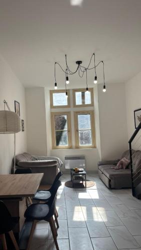 un salon avec un canapé et une table dans l'établissement L'Appart Saint-Sever, à Agde