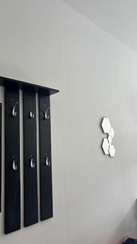 - une rangée de casiers noirs dans un dortoir dans l'établissement L'Appart Saint-Sever, à Agde