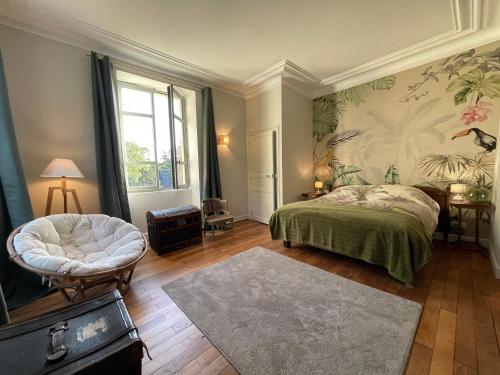una camera con letto e copriletto verde di Chateau aux portes du circuit des 24h a Yvré-lʼÉvêque