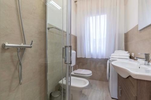 a bathroom with a toilet and a sink and a shower at Appartamento luminoso in Mestre by Bricola Apartments in Venice