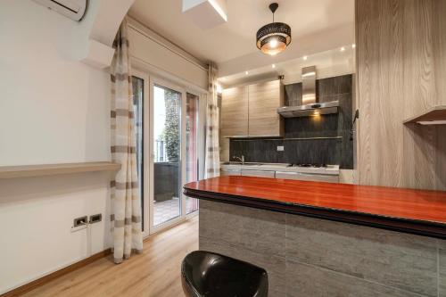 a kitchen with a bar with a black chair at Appartamento luminoso in Mestre by Bricola Apartments in Venice