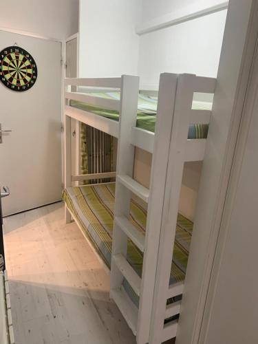 une échelle blanche dans une pièce à côté d'un mur dans l'établissement Studio au calme, à Vallauris