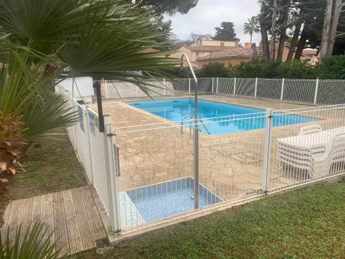 une clôture autour d'une piscine avec dans l'établissement Studio au calme, à Vallauris