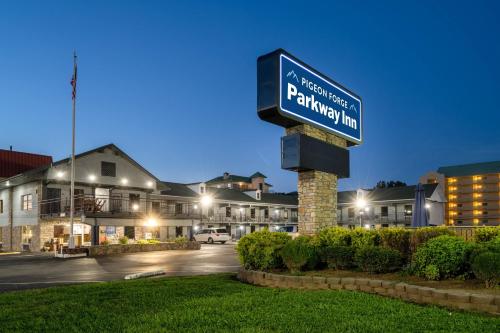a street sign in front of a parking lot at Pigeon Forge Parkway Inn in Pigeon Forge