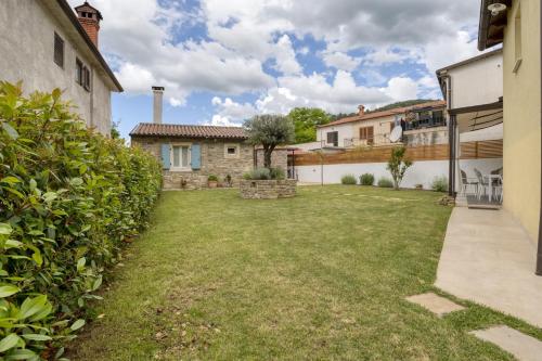 a backyard with a lawn in front of a house at Casa Levade in Livade