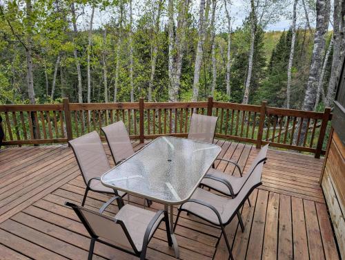 Un balcón o terraza de Rustic Fawn Cabin in Boulder Junction WI