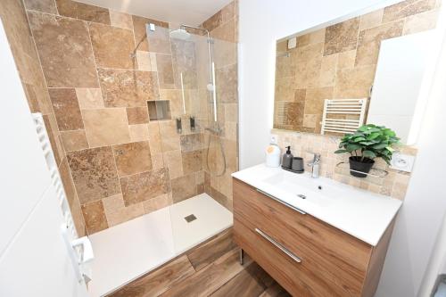 une salle de bain avec douche et lavabo dans l'établissement Luxueux appartement à 50m du front de mer, à Canet