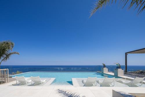 Bazén v ubytovaní Villa Belle, Where Sea Views Meet Sunset Magic by etouri alebo v jeho blízkosti