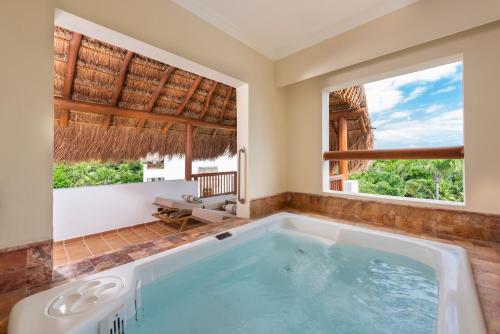 Bazén v ubytování Valentin Imperial Riviera Maya All Inclusive - Adults Only nebo v jeho okolí