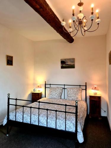 une chambre avec un lit et deux tables de nuit dans l'établissement Chambres et table d'hôtes Au Brabo, à Mormoiron