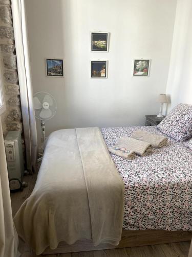 une chambre avec un lit dans une pièce dans l'établissement Antibes Lovely apartment, à Antibes