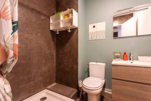 ein Badezimmer mit Dusche, Toilette und Waschbecken in der Unterkunft Chez Stéphanie De - Superbe studio design en centre ville avec piscine in La Grande-Motte
