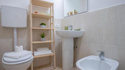 EasyTopStay - San Pietro Apartment with Courtyard