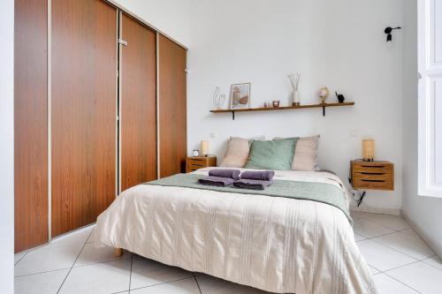 - une chambre avec un grand lit et une armoire en bois dans l'établissement Stunning 2BR Flat in the heart of Nice, à Nice