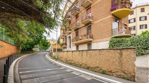 EasyTopStay - San Pietro Apartment with Courtyard